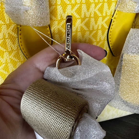 Michael Kors Mirella Small Ombré Signature Logo Crossbody Bag – Daisy Yellow NWT - Picture 8 of 9